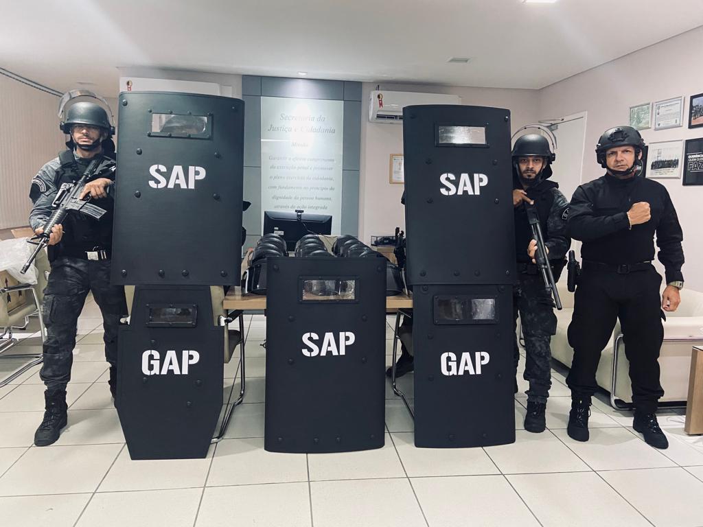 SAP entrega 60 novos escudos e 100 capacetes balísticos para os policiais penais cearenses