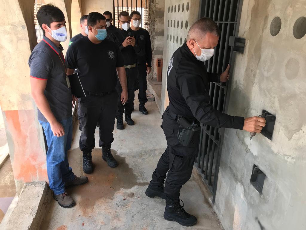 Secretário Mauro Albuquerque visita obras de reforma da Penitenciária Industrial Regional do Cariri