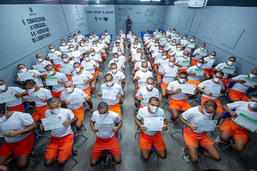 Internos do IPPOO II recebem certificados de conclusão do Ensino Fundamental e Médio