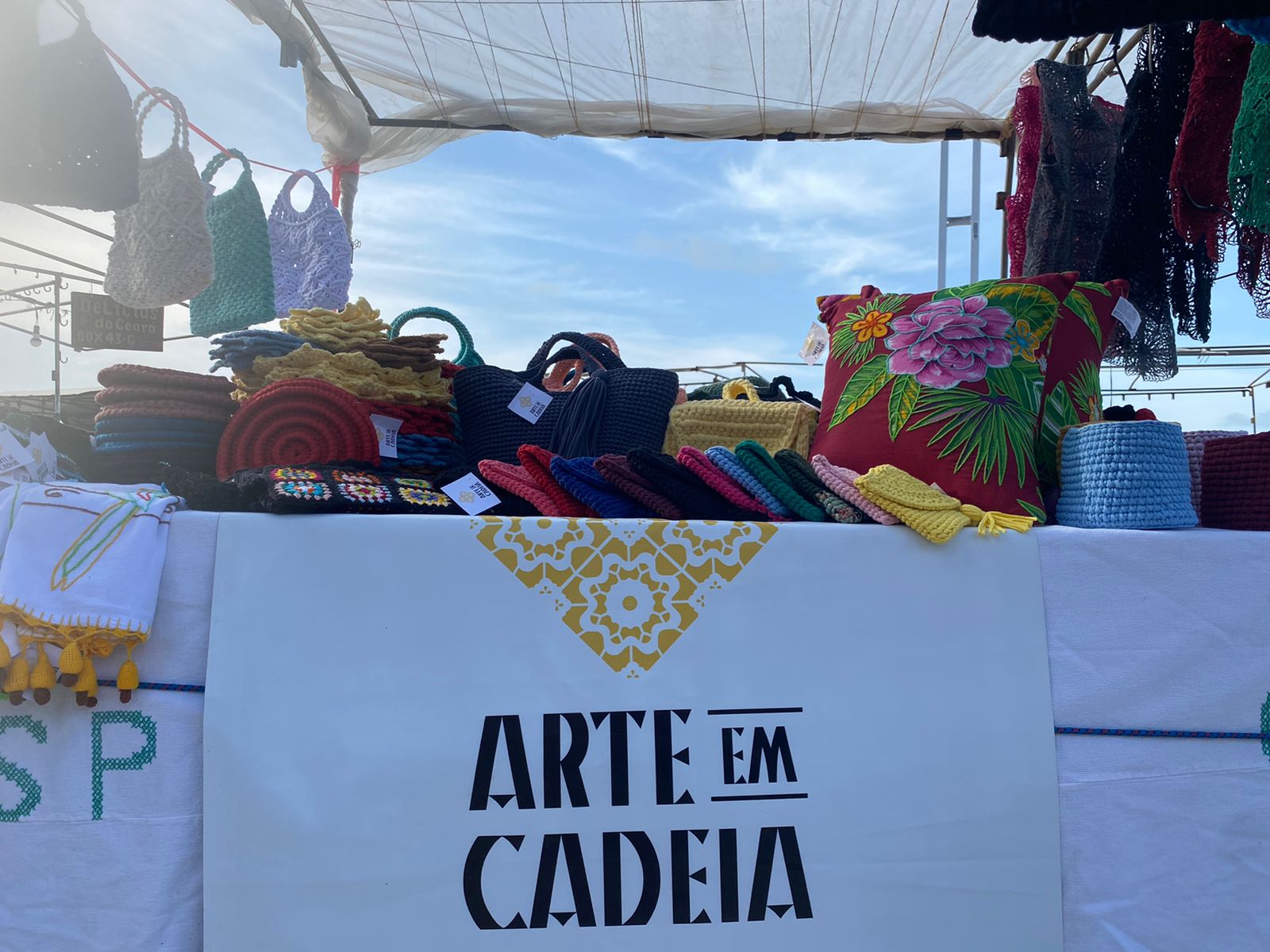 Feirinha da Beira Mar recebe artesanato produzido por internos do sistema prisional cearense
