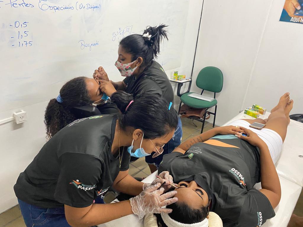 Egressas do sistema prisional se capacitam em curso de design de sobrancelhas
