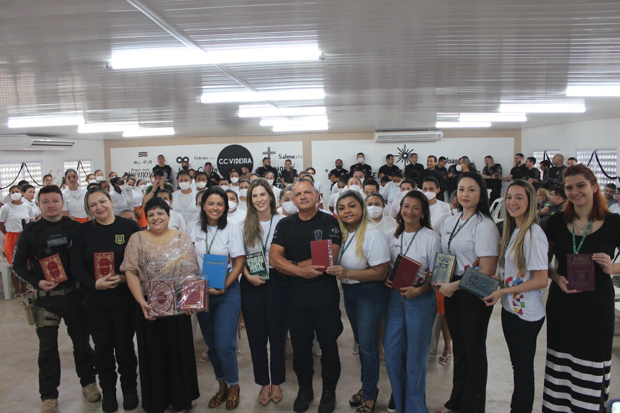 SAP recebe doação de livros para ampliar a leitura dos internos no sistema prisional cearense