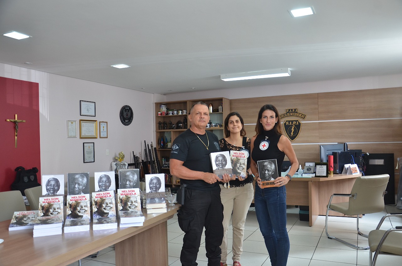 Cruz Vermelha doa livros sobre Nelson Mandela para o sistema prisional cearense