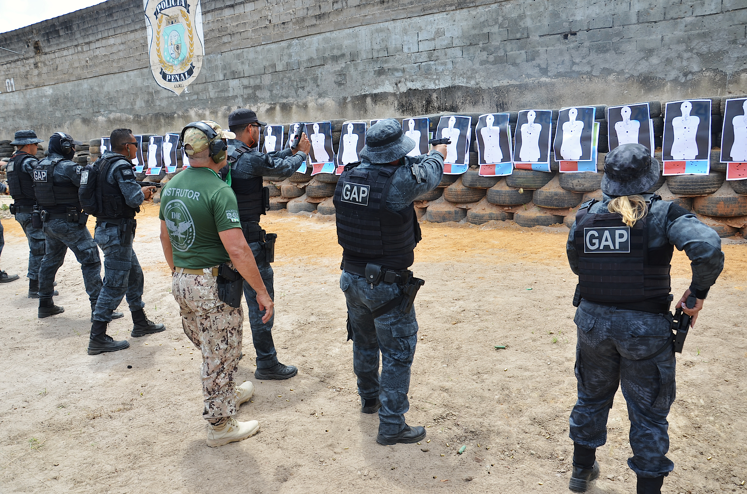 Secretário Mauro Albuquerque ministra treinamento de manuseio e tiro com pistola Beretta APX para o GAP