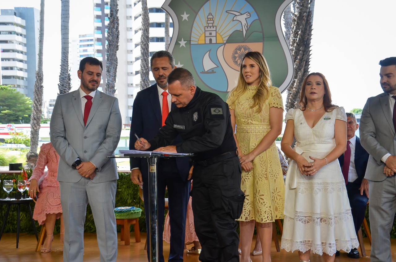 Elmano de Freitas toma posse como Governador e reconduz Mauro Albuquerque no comando da SAP