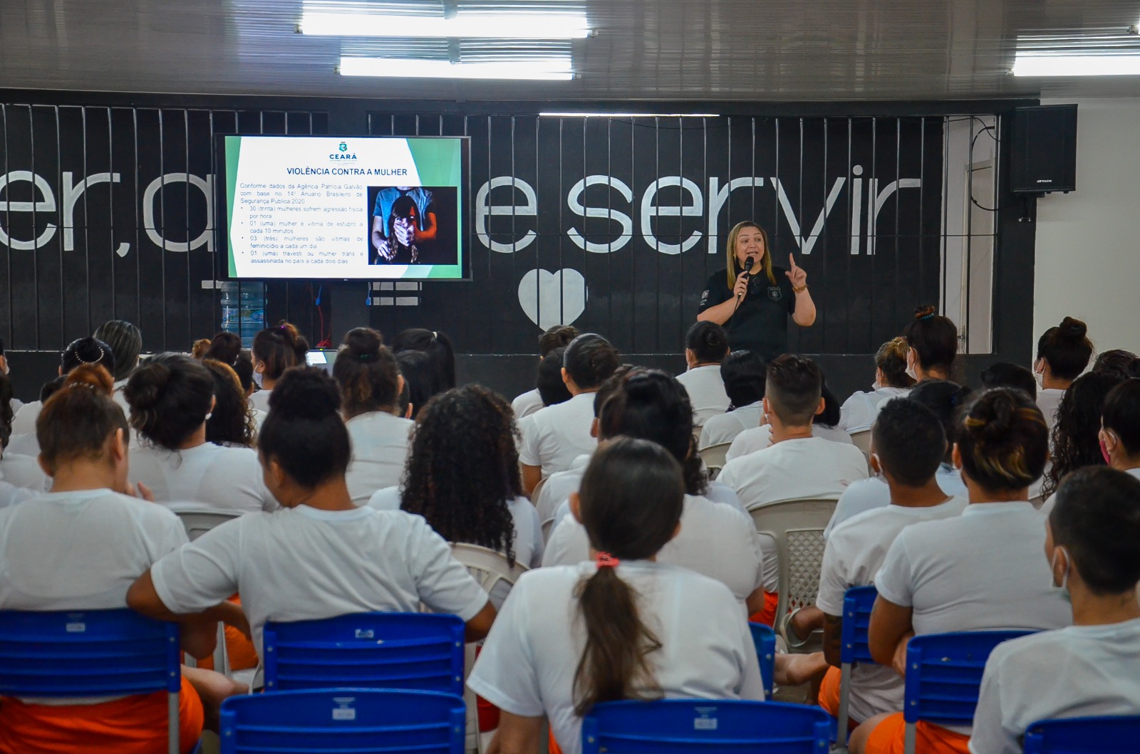 Palestra leva conscientização sobre combate à violência contra a mulher para internas da unidade feminina Auri Moura Costa