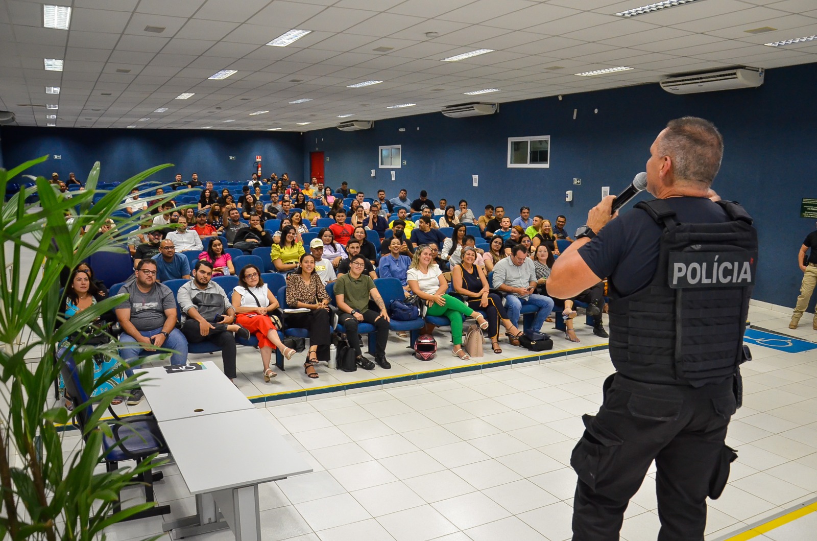 Secretário Mauro Albuquerque ministra palestra para alunos do curso de direito do Centro Universitário Estácio do Ceará