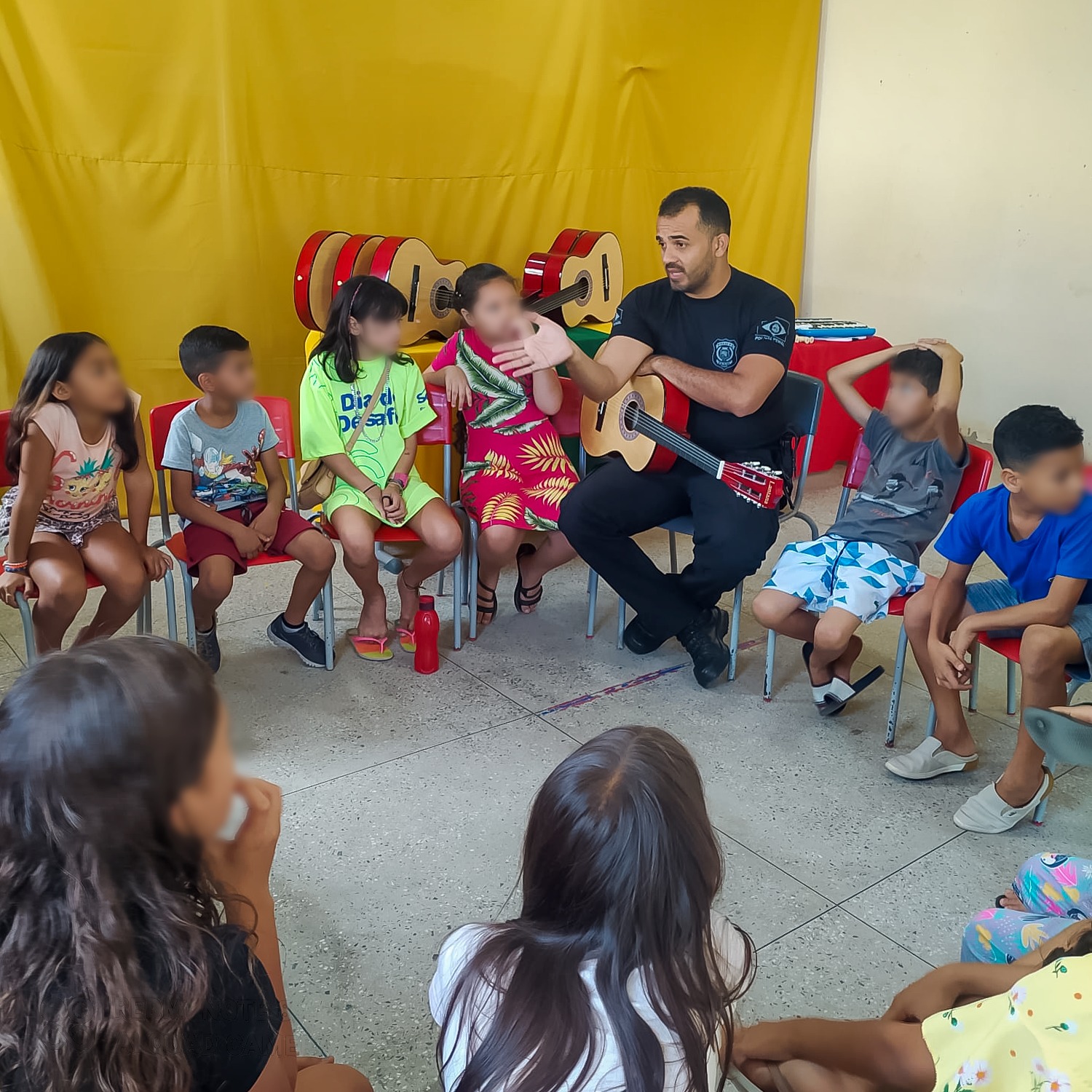 Polícia penal de Cedro promove aulas de música em 3ª edição do projeto “Cantando com o futuro” para crianças da EMEF Francisca de Jesus Cavalcanti