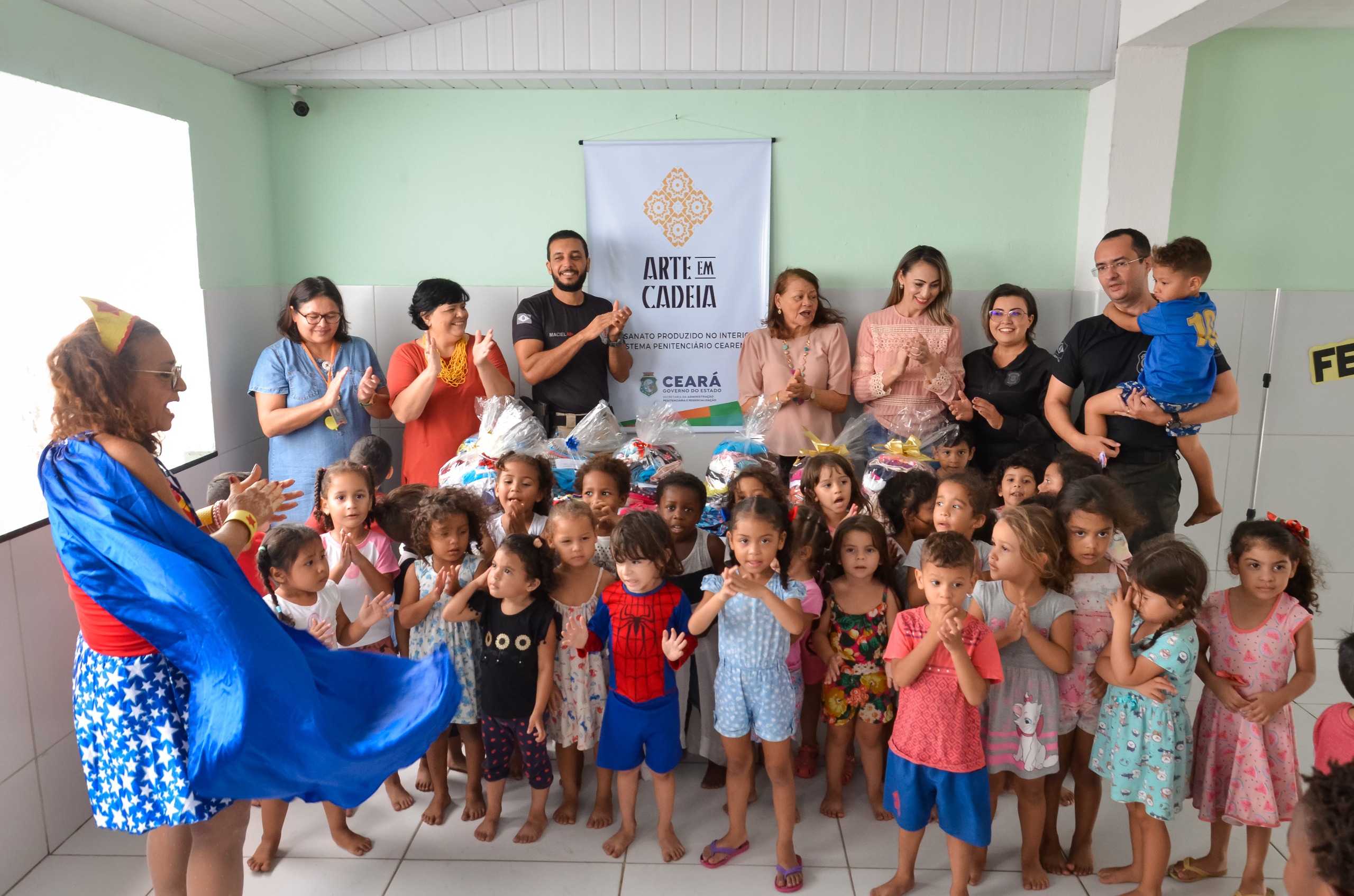 Internas do sistema prisional cearense produzem roupas e presenteiam meninos e meninas da Creche Amadeu Barros Leal na celebração do Dia das Crianças