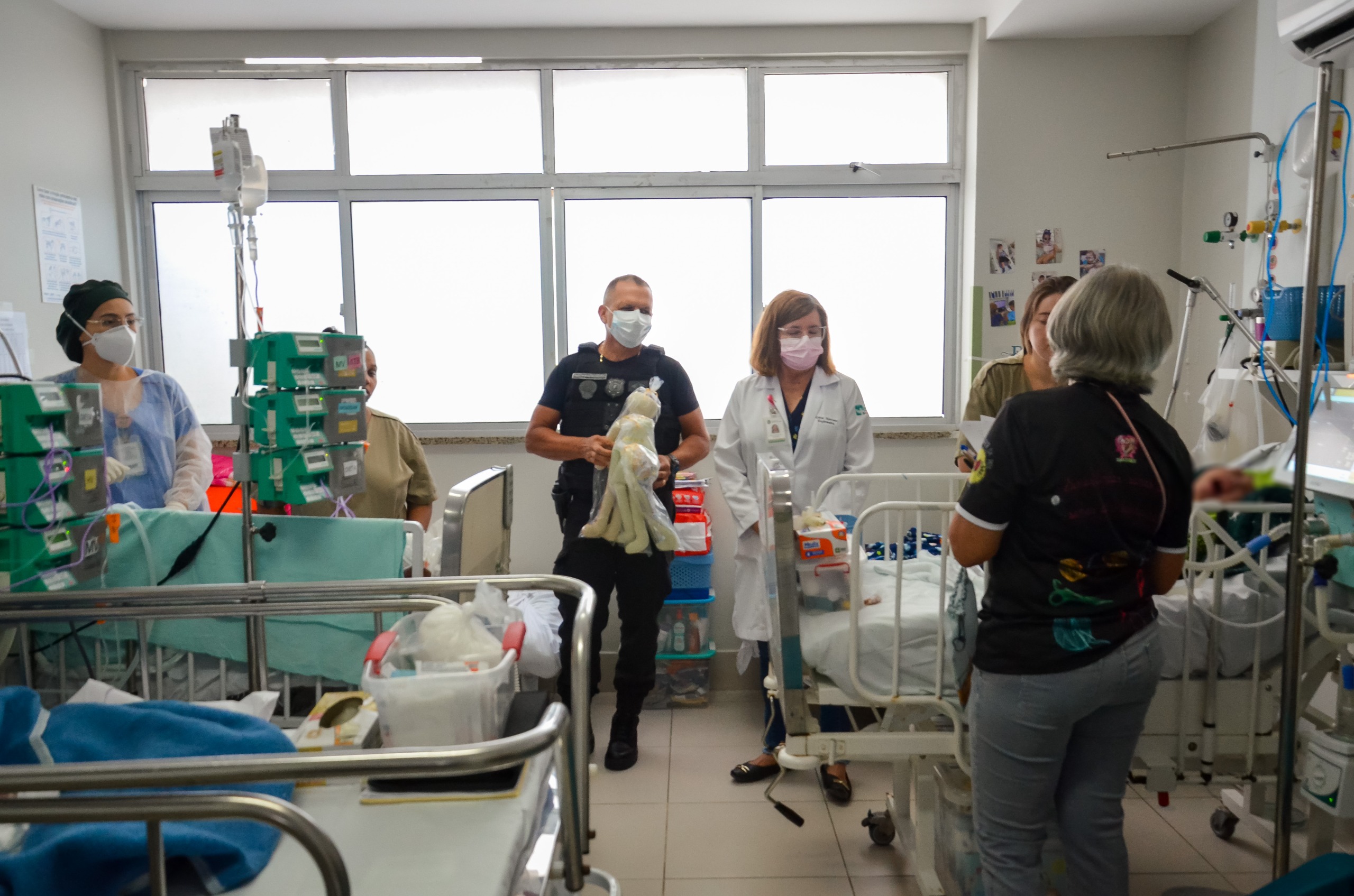 Crianças do Hospital Albert Sabin ganham bonecas produzidas artesanalmente por internas da Unidade Prisional Feminina Auri Moura Costa