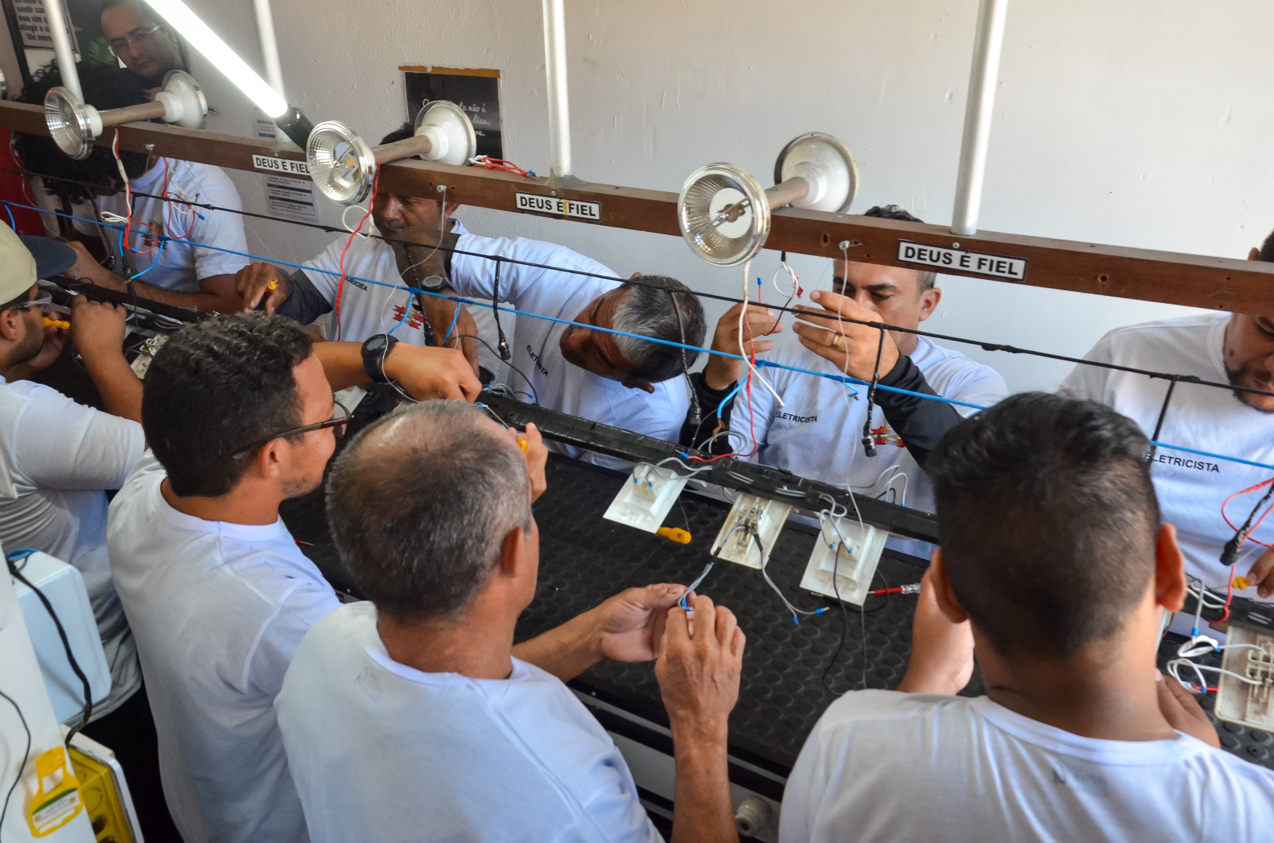 SAP capacita egressos do sistema prisional em curso de eletricista predial