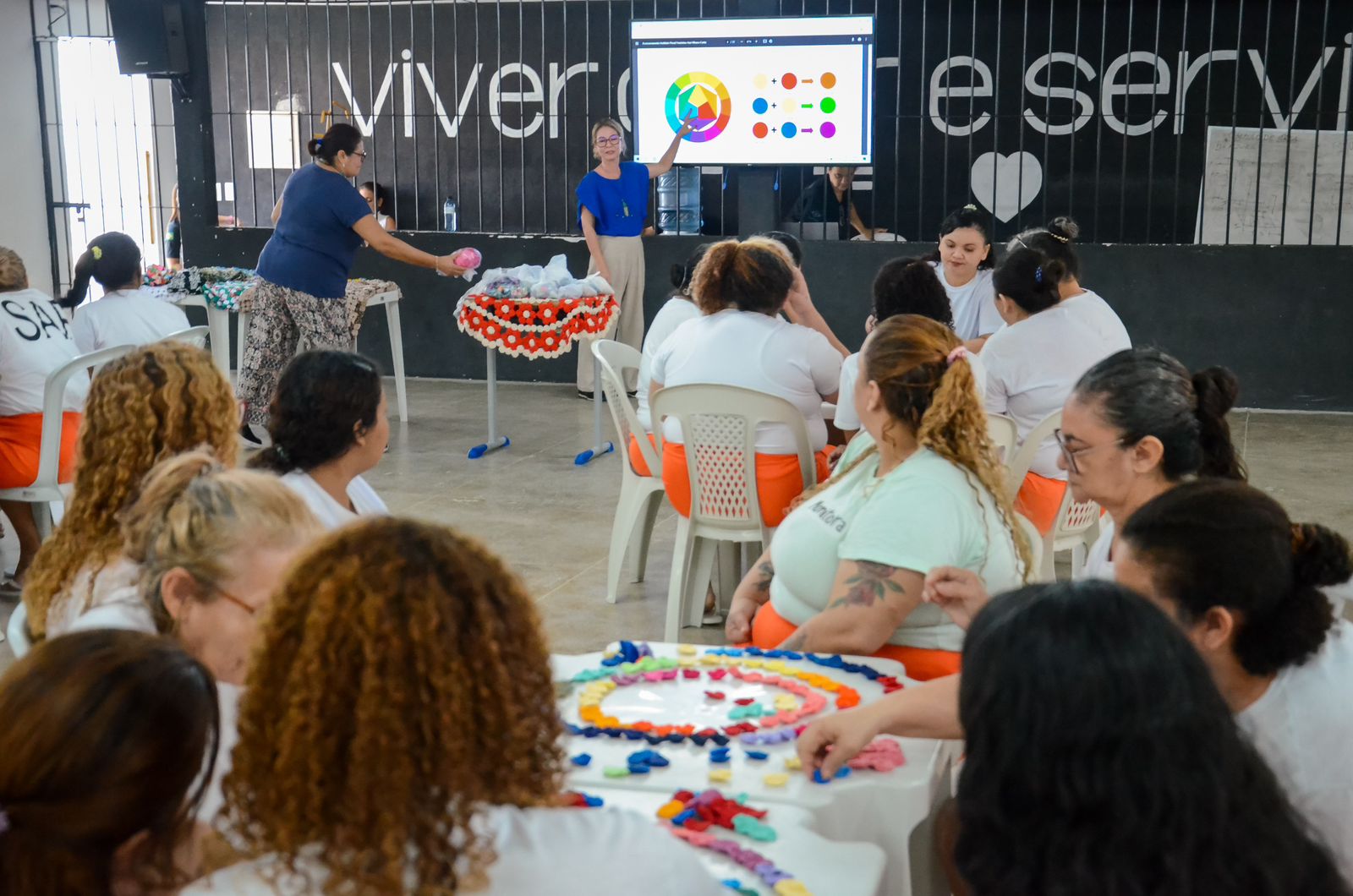 SAP e CeArt promovem oficina de Teoria das Cores para internas artesãs da Unidade Prisional Feminina Desembargadora Auri Moura Costa