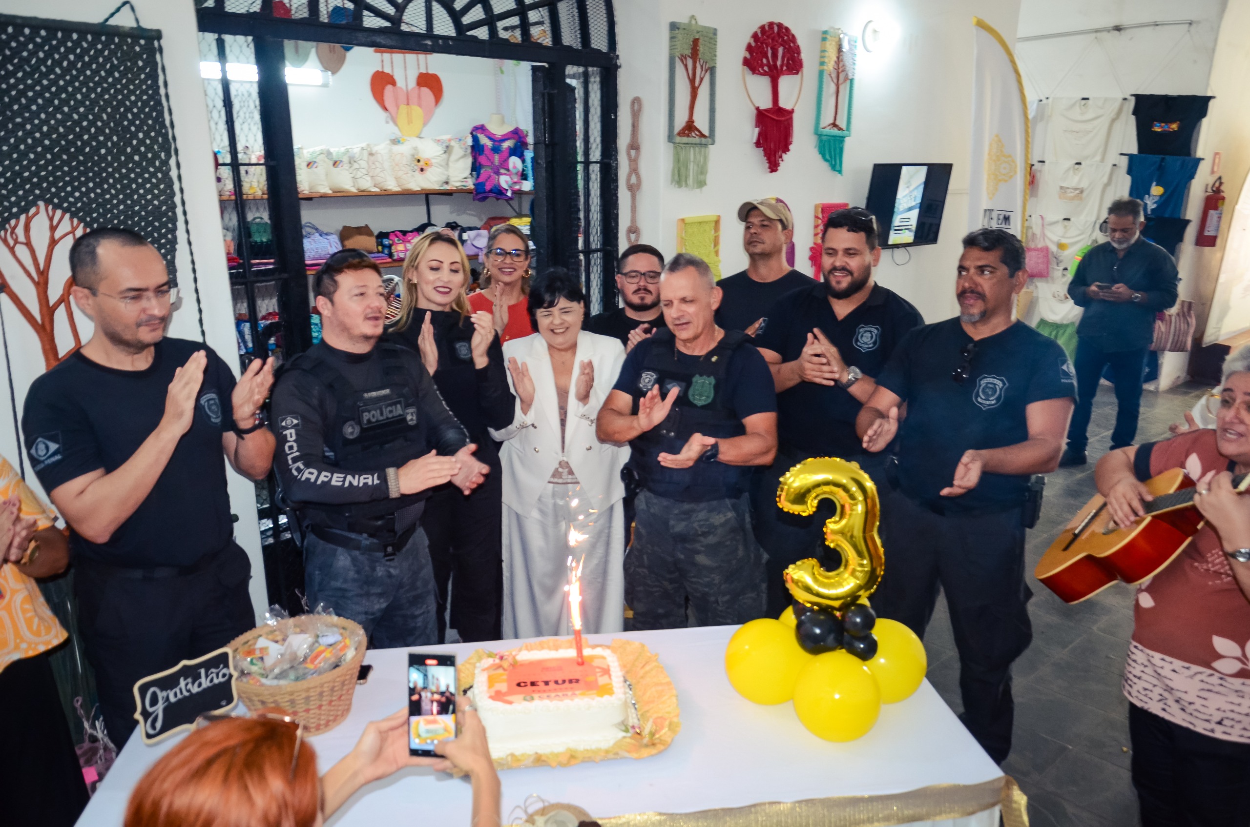 Primeira loja com artesanato produzido por internos e internas do sistema prisional celebra 3 anos no Centro de Turismo do Ceará