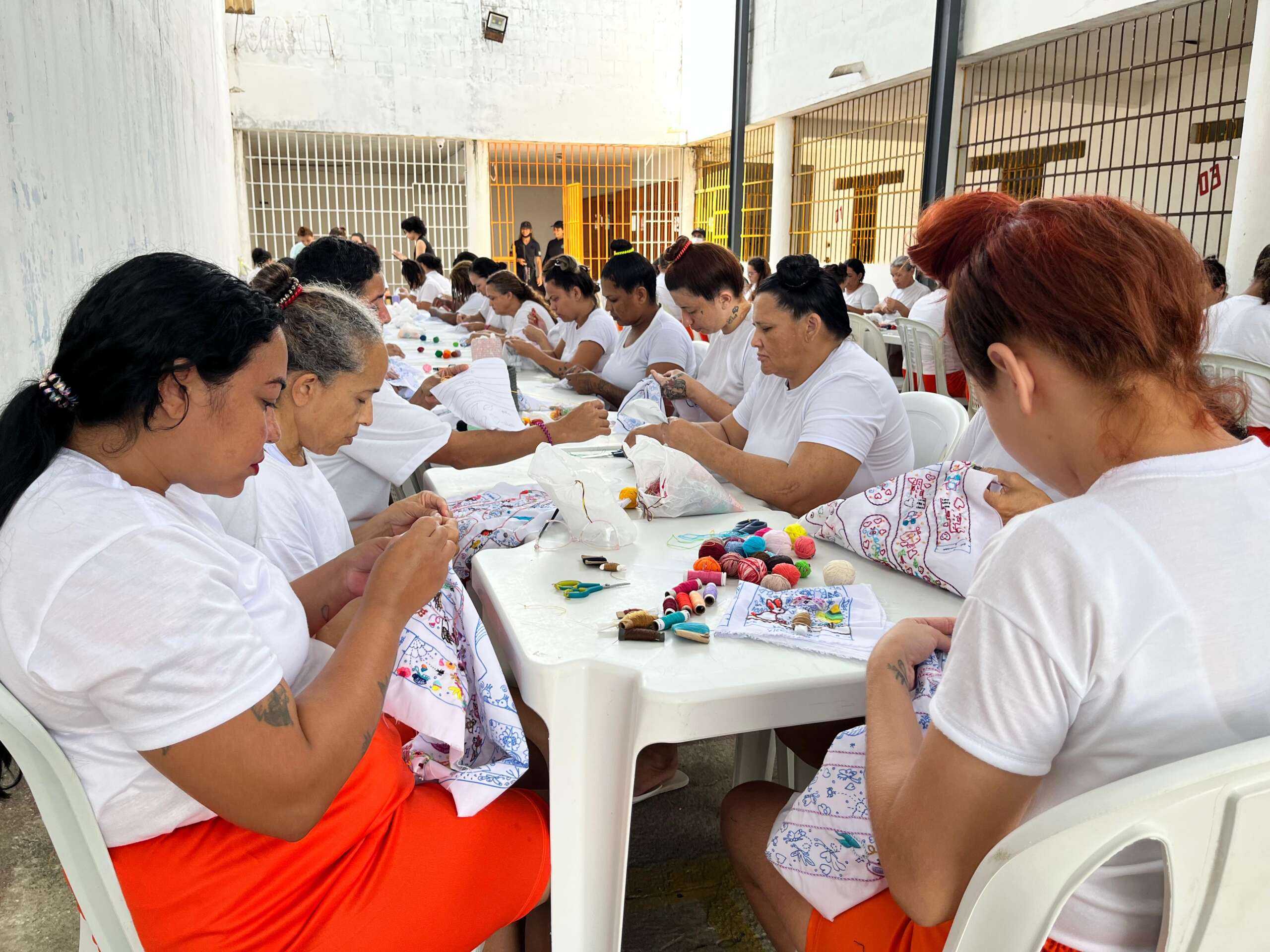 Internas do sistema prisional cearense confeccionam bonecas de pano para o projeto solidário ‘À Flor da Pele’