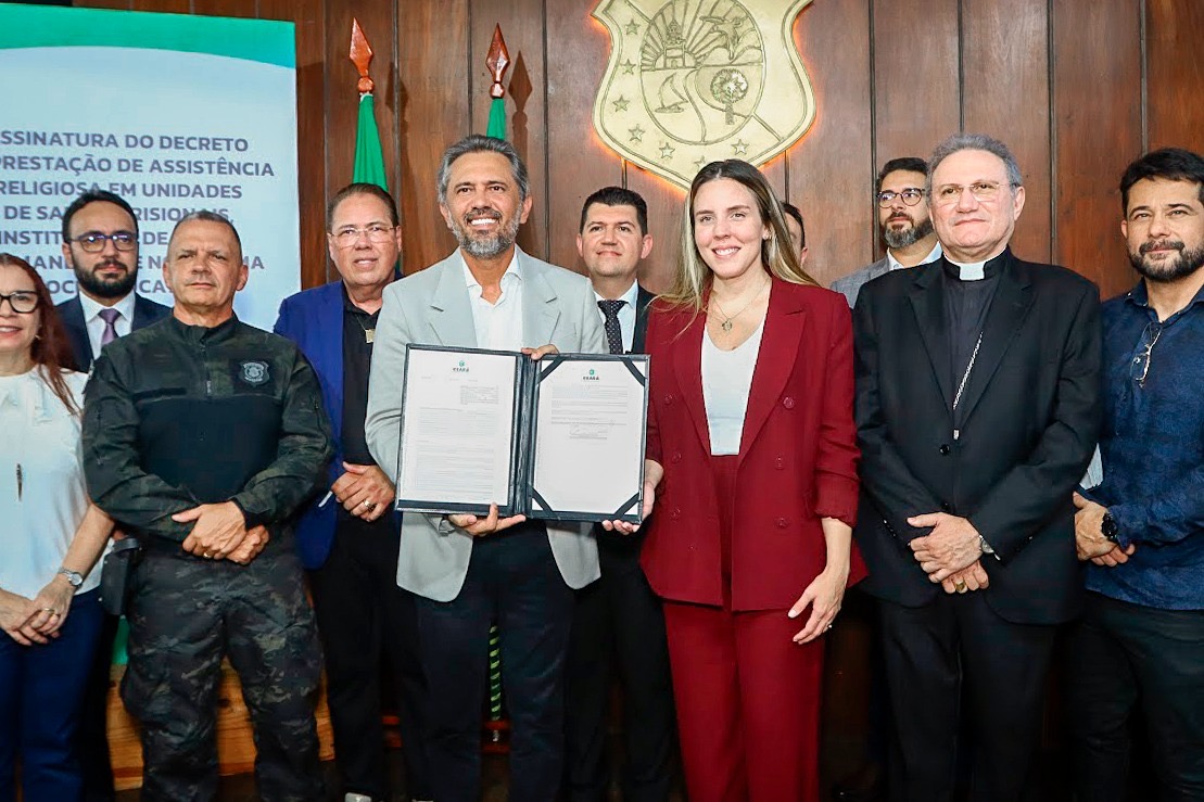 Governador Elmano de Freitas assina decreto que garante assistência religiosa em unidades prisionais do Ceará