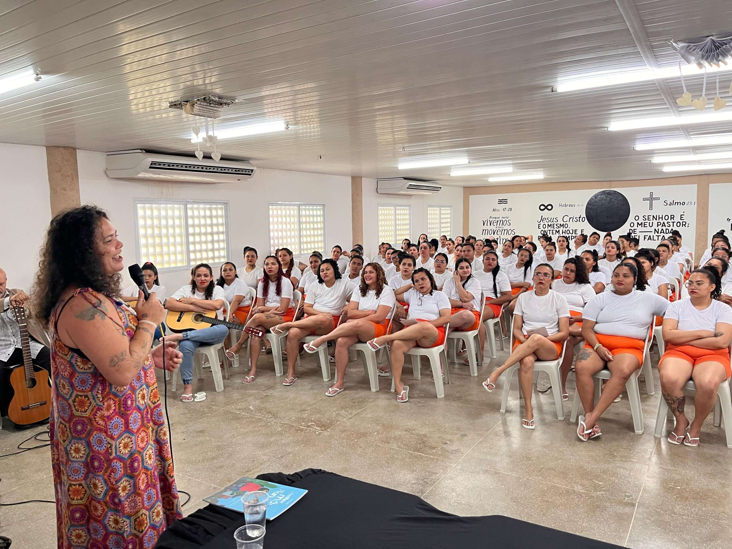 XV Bienal Internacional do Livro do Ceará promove palestra da escritora Nina Rizzi para internas do sistema prisional cearense