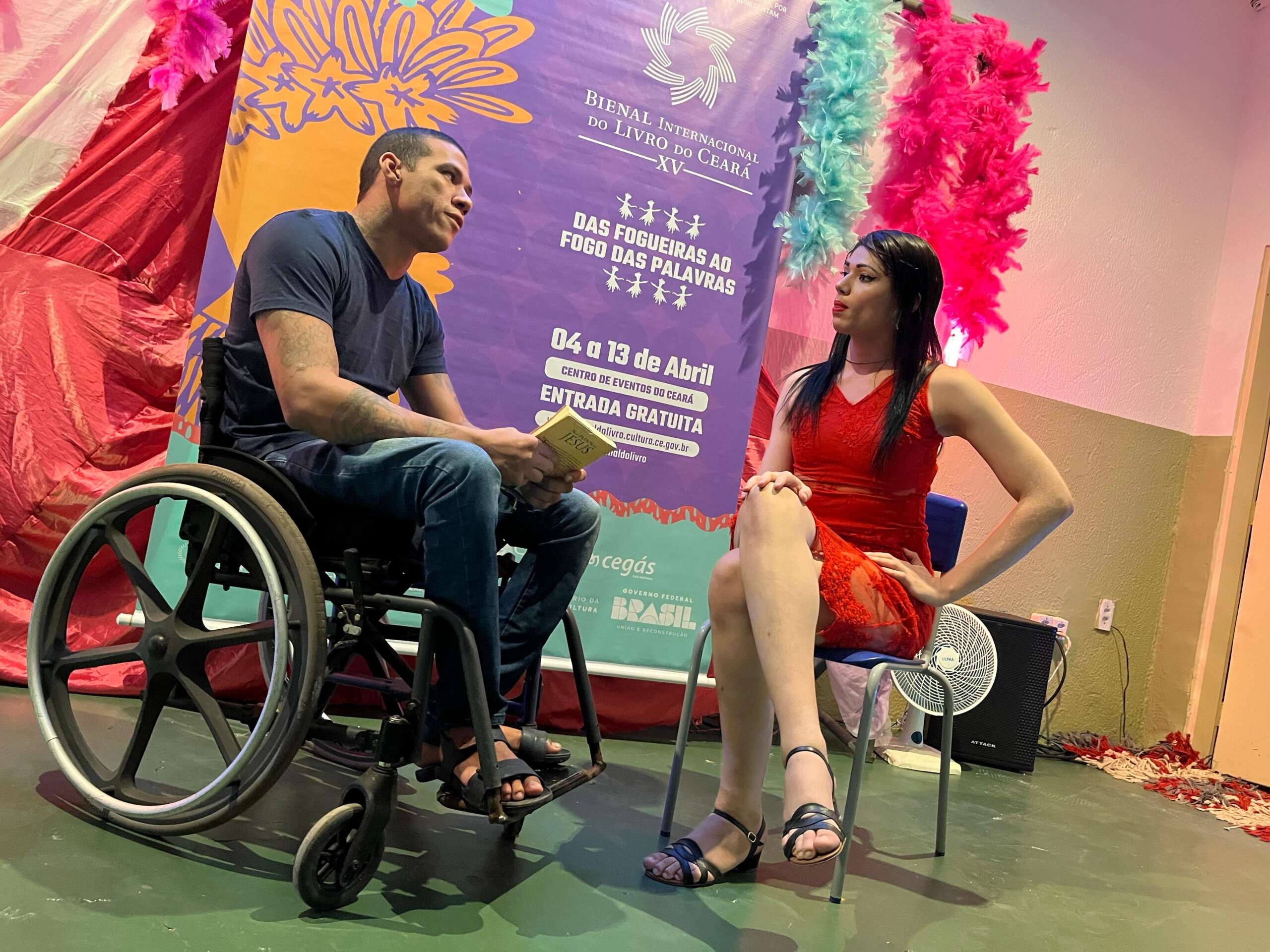 Unidade Prisional Irmã Imelda recebe programação da XV Bienal Internacional do Livro do Ceará com apresentação cultural e roda de conversa sobre histórias de resistência LGBTQIA+