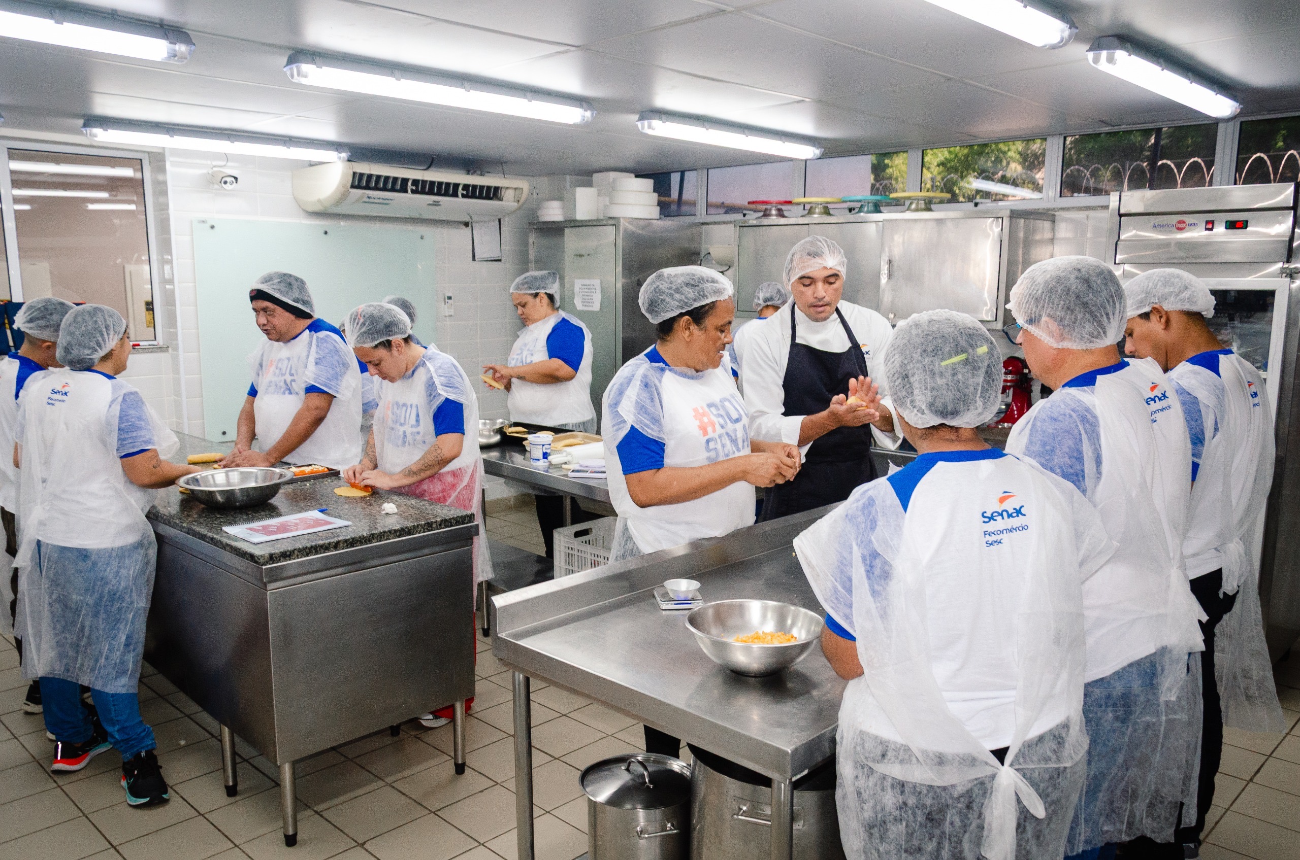 Egressos do sistema prisional cearense são capacitados em mais um curso de gastronomia e empreendedorismo do Senac