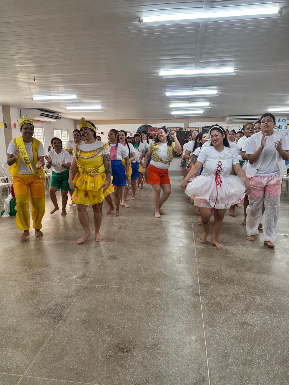 Internas da Unidade Prisional Feminina de Aquiraz celebram as festas juninas com danças folclóricas e quadrilha