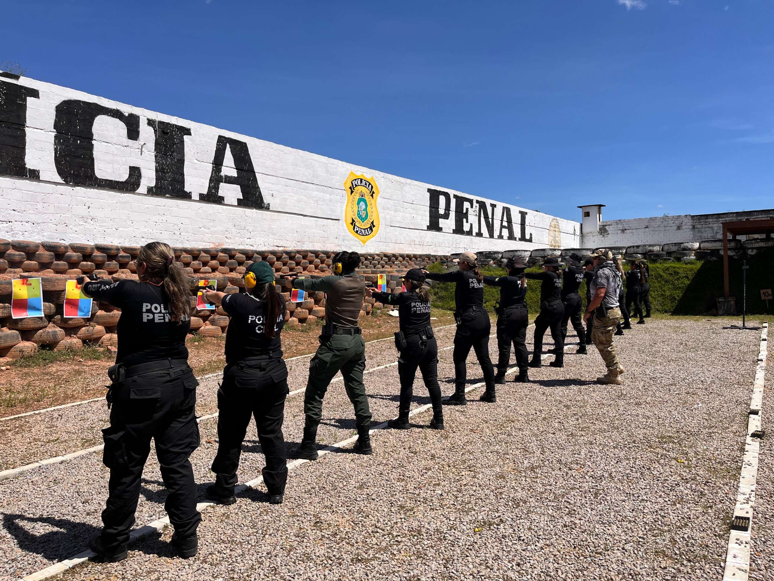 SAP promove treinamento de armamento e tiro para policiais mulheres das forças de segurança