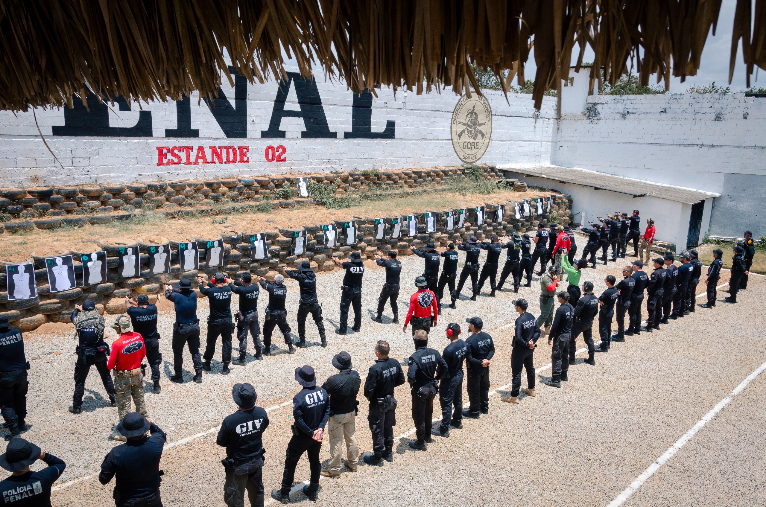 Secretário Mauro Albuquerque ministra treinamento de pistola Glock 9mm para policiais penais