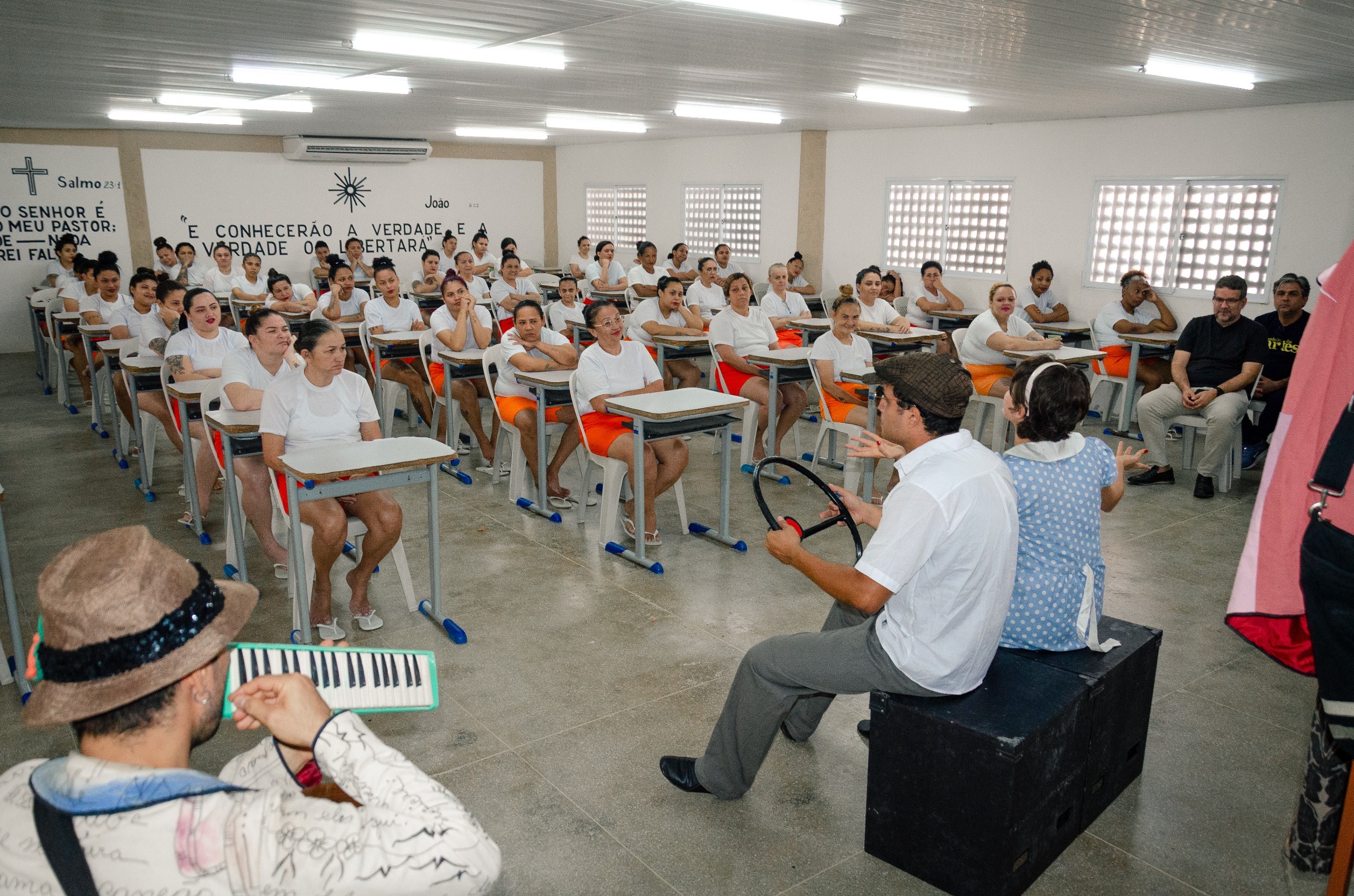 SAP e SESI promovem espetáculo cultural para internas da Unidade Prisional Feminina Auri Moura Costa