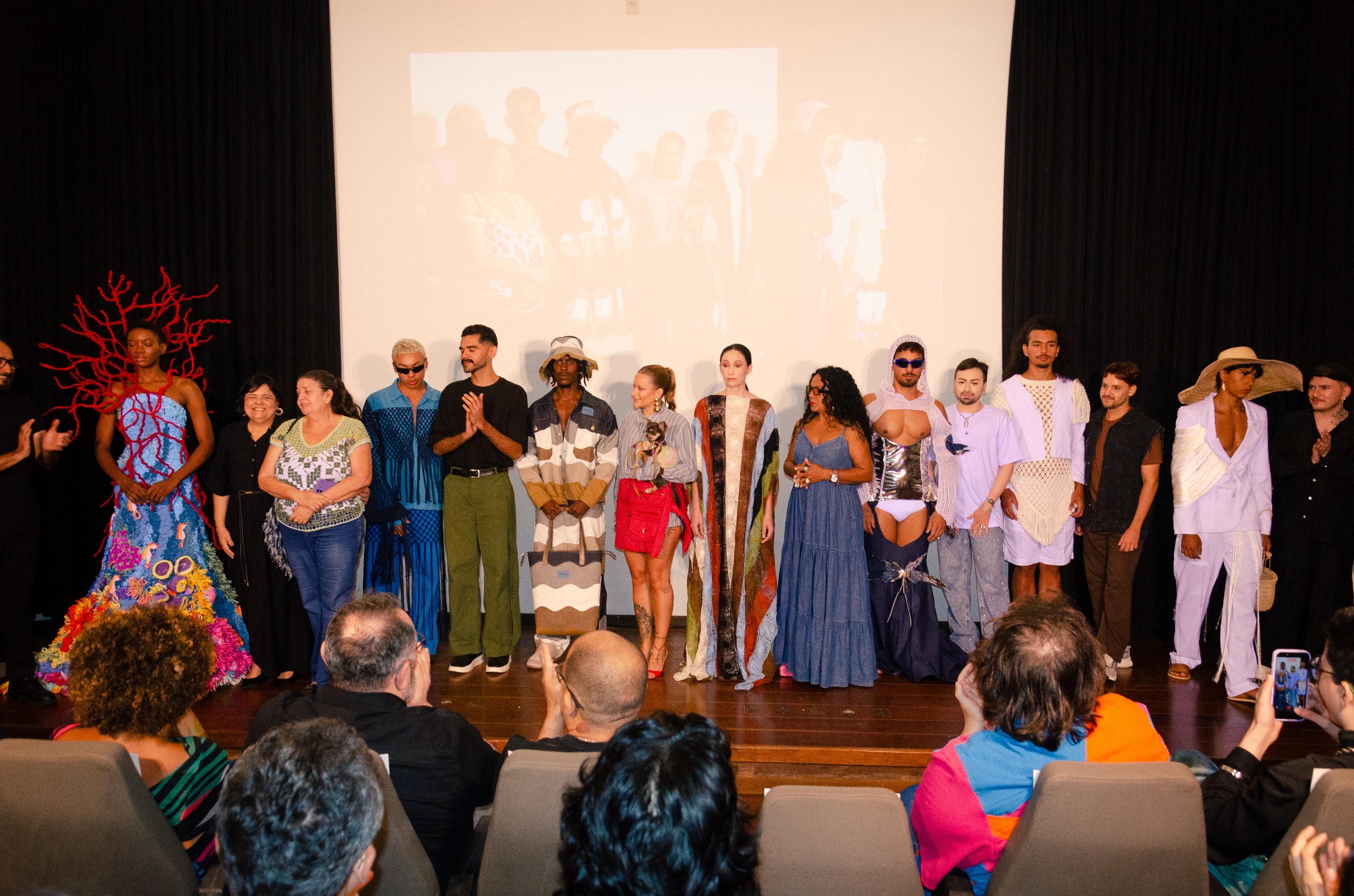 Internos do sistema prisional cearense confeccionam coleção inédita assinada por estilistas no Ceará Moda Contemporânea 2025