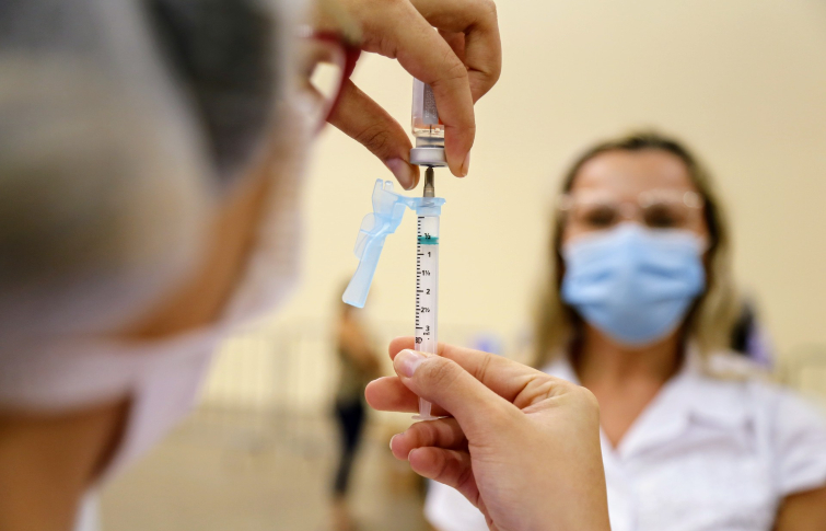 Cenário no Ceará exige atenção e reforço na vacinação para manter contexto epidemiológico e assistencial da Covid-19 em nível menos grave