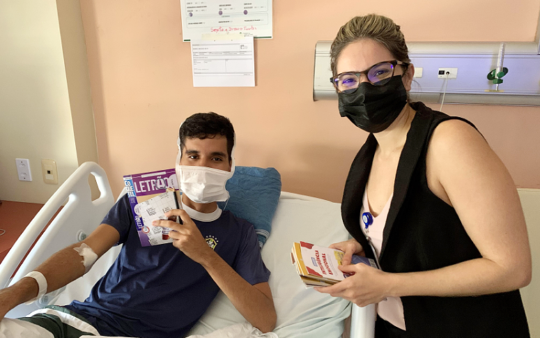 Revistinhas de passatempo ajudam pacientes do Helv e familiares durante internação