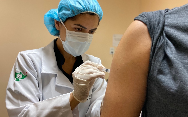 Saúde do Ceará inicia vacinação contra mpox para profissionais de laboratório e público-alvo residente no Interior