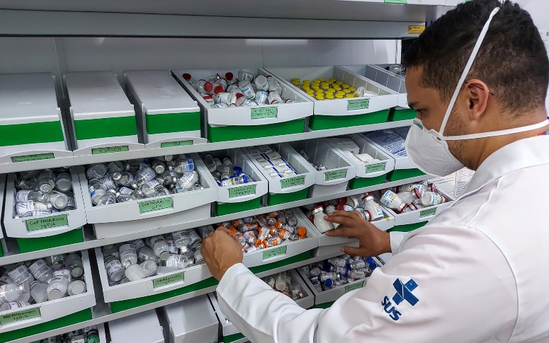 Saúde do Ceará alerta para uso indiscriminado de antibióticos com posse de grupo técnico