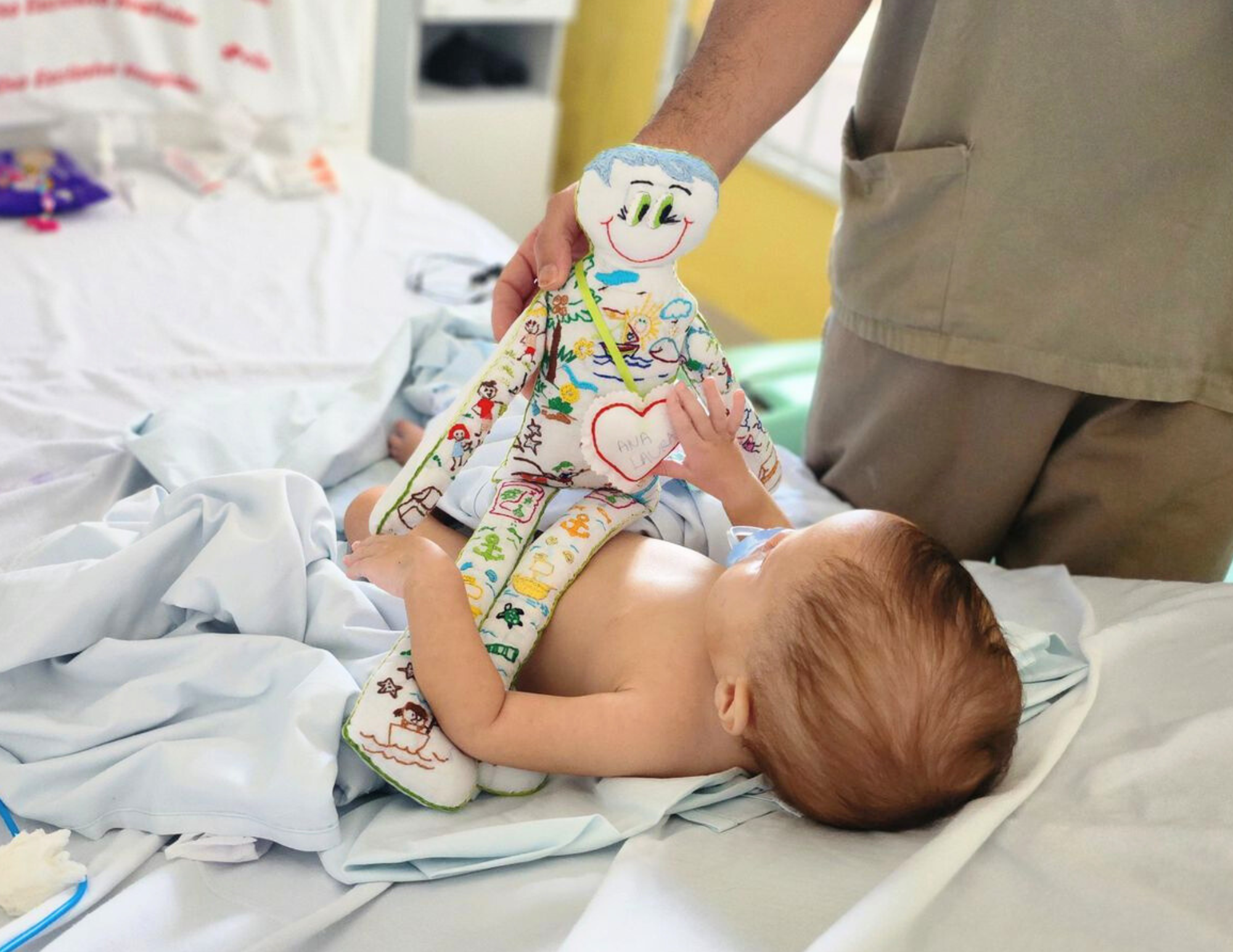 Crianças atendidas no Hospital Infantil Albert Sabin recebem bonecos de pano bordados com histórias de superação