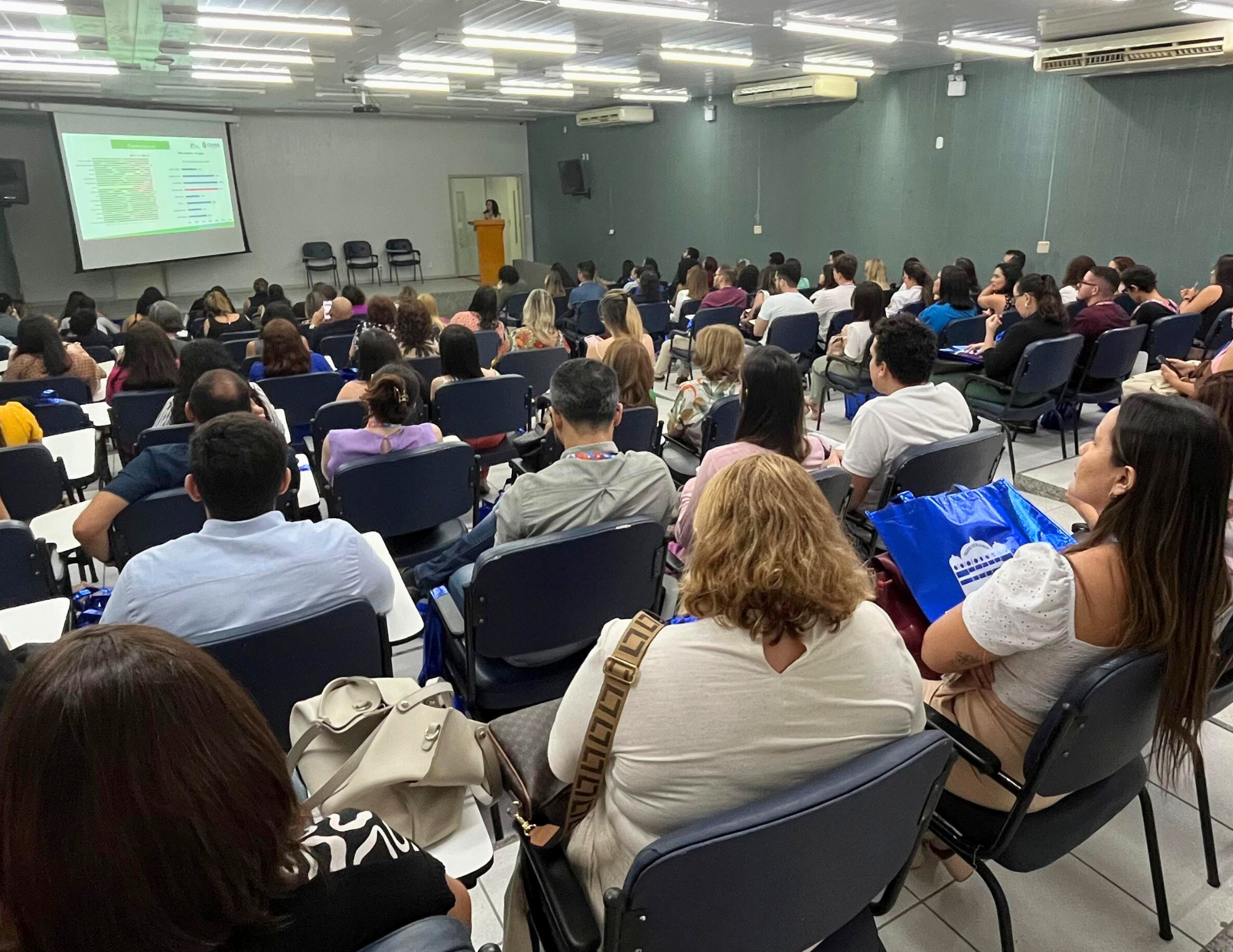 Hospital São José destaca assistência a pessoas vivendo com HIV/aids na 16ª Jornada Científica da instituição