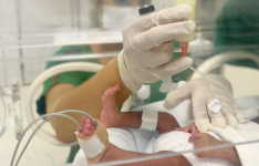 Leite humano fortalece proteção natural de prematuros, orienta nutricionista do Hospital Regional Norte