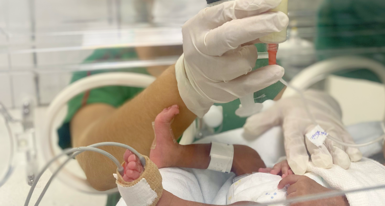 Leite humano fortalece proteção natural de prematuros, orienta nutricionista do Hospital Regional Norte