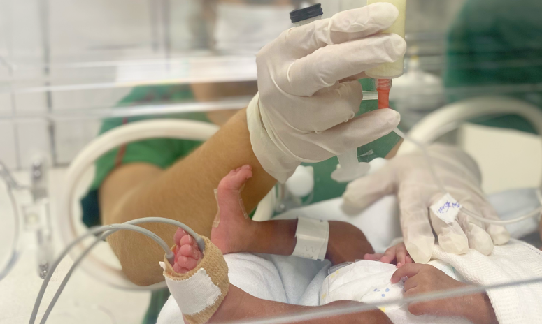 Leite humano fortalece proteção natural de prematuros, orienta nutricionista do Hospital Regional Norte