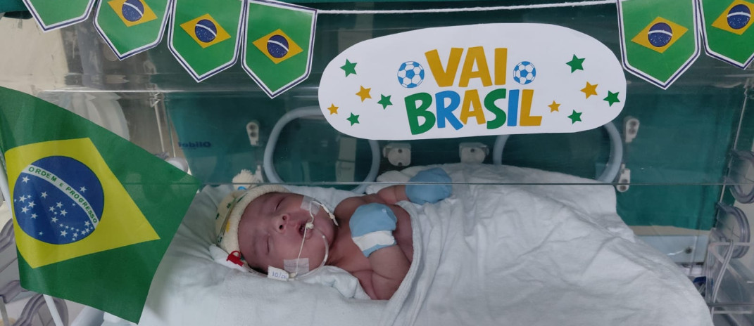 Primeira Copa do Mundo: bebês internados no Hias entram em clima de torcida e levam alegria às famílias e profissionais