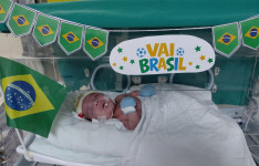 Primeira Copa do Mundo: bebês internados no Hias entram em clima de torcida e levam alegria às famílias e profissionais