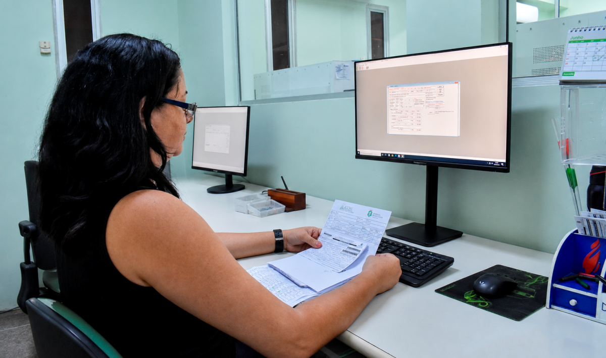 A auxiliar administrativa Liliane Furtado acompanha os testes realizados e monitora os fluxos com os profissionais em todo Ceará