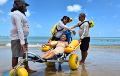 No dia do aniversário, paciente internada no Hospital de Messejana realiza desejo de ir à praia