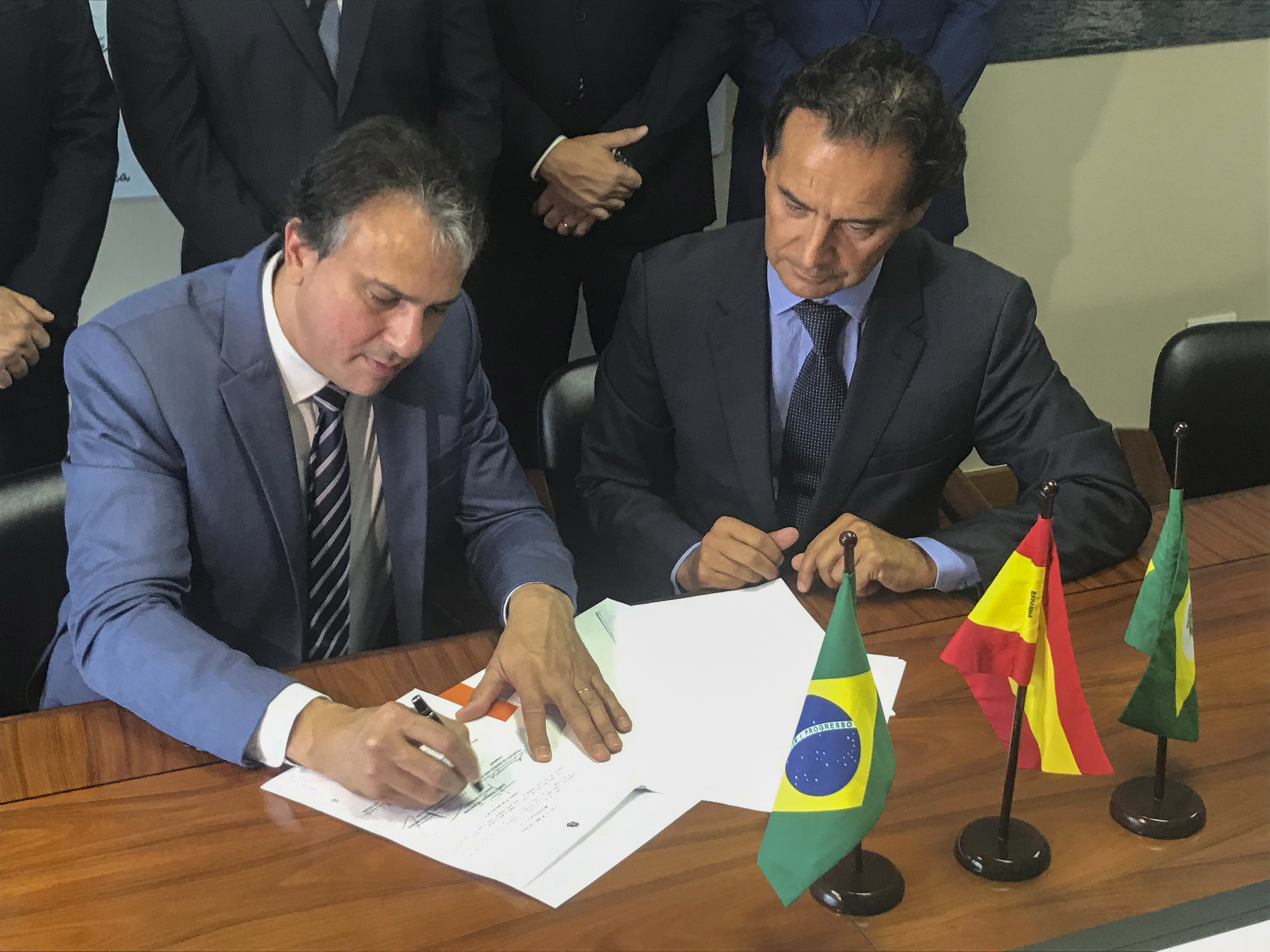 Espanha: governador assina acordo para mais duas fábricas no Ceará