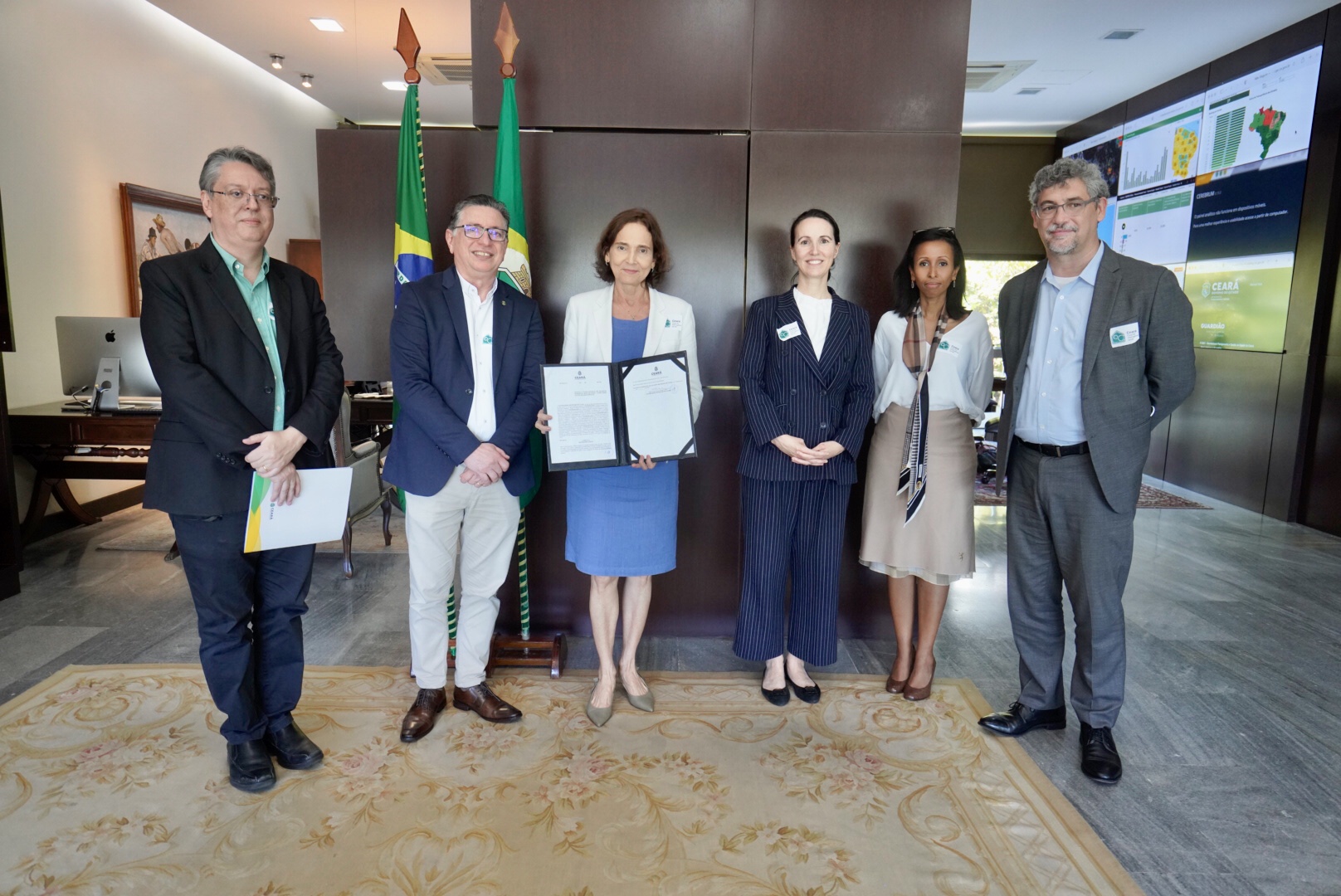 Hidrogênio Verde: em reunião com Banco Mundial, Izolda Cela assina plano Ceará Verde