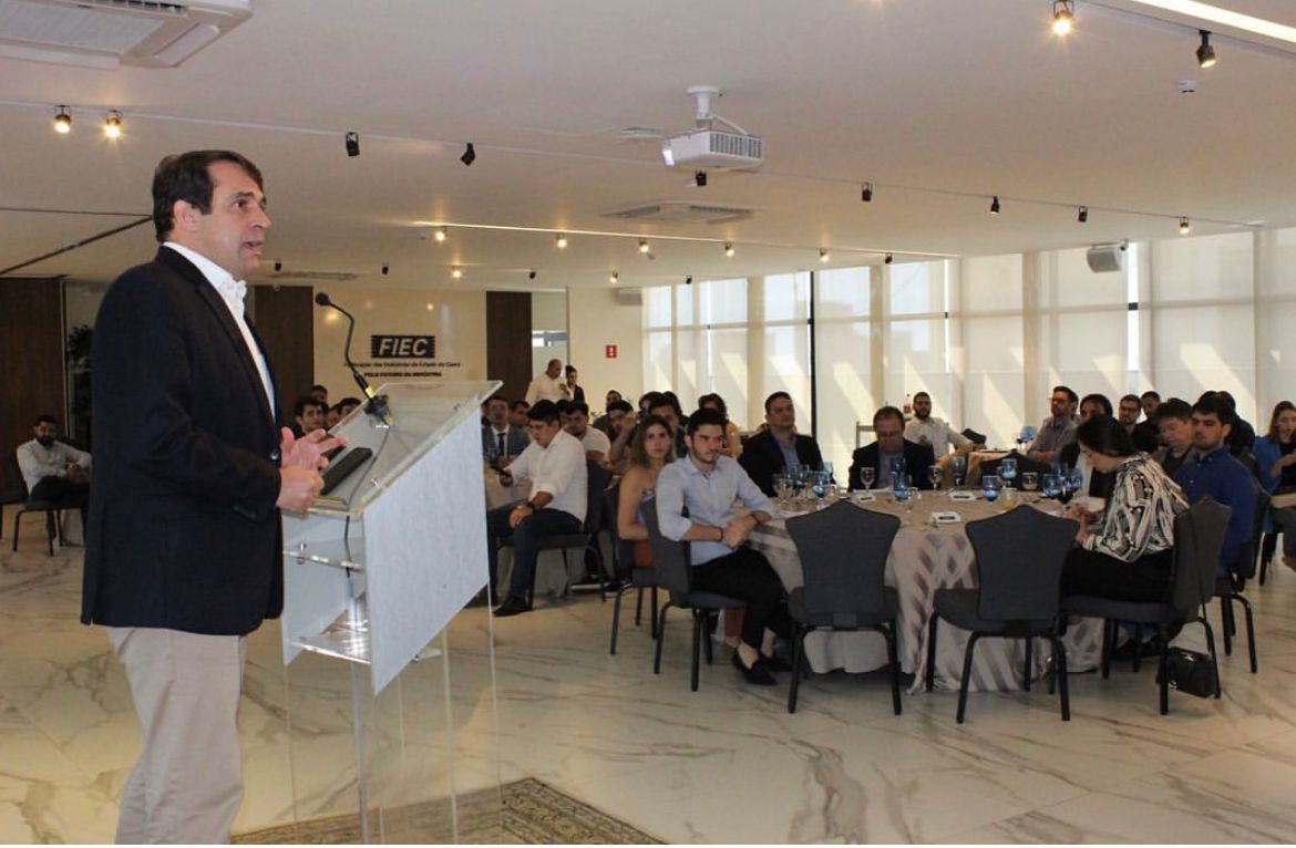 Secretário Salmito Filho participa de encontro da Associação dos Jovens Empresários de Fortaleza, na FIEC