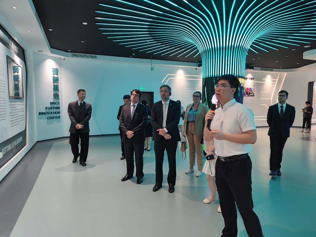 Governador Elmano de Freitas visita Centro de Inovação dos BRICS em Xiamen