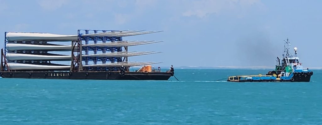 Operação pioneira no Porto do Pecém embarca 20 pás eólicas em balsa para o Rio Grande do Sul