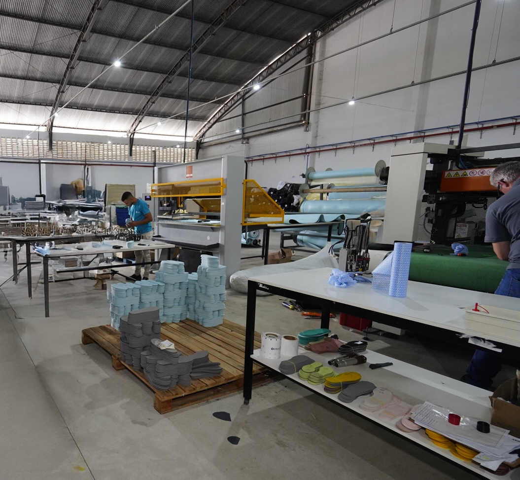 Empresa que fortalece o polo calçadista do Ceará em Quixeramobim recebe visita da SDE