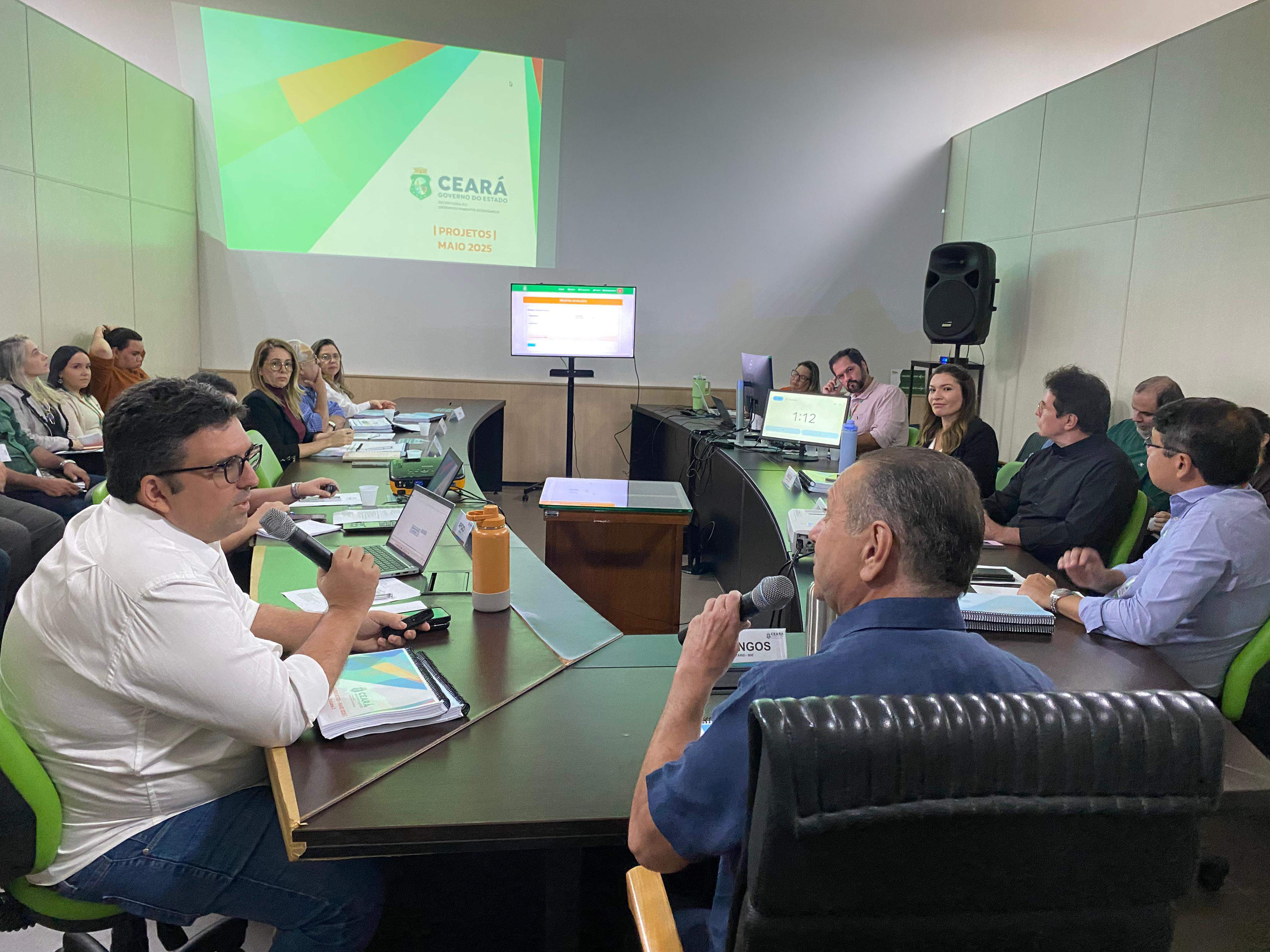 Secretário Domingos Filho, secretários executivos e técnicos da SDE analisam os projetos de 2025/2026 para desenvolvimento econômico do Ceará