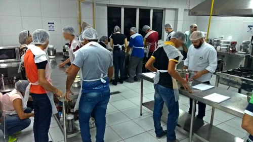 Adolescentes participam de curso de hamburgueria do Senac