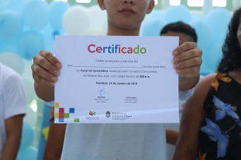 Adolescentes do Dom Bosco recebem certificado de conclusão do Curso de Lancheteria