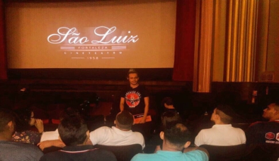 Adolescentes participam de programação de férias do Cineteatro São Luiz